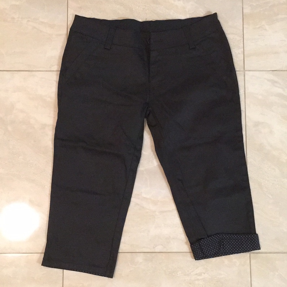 Polka dot detail capri pants
